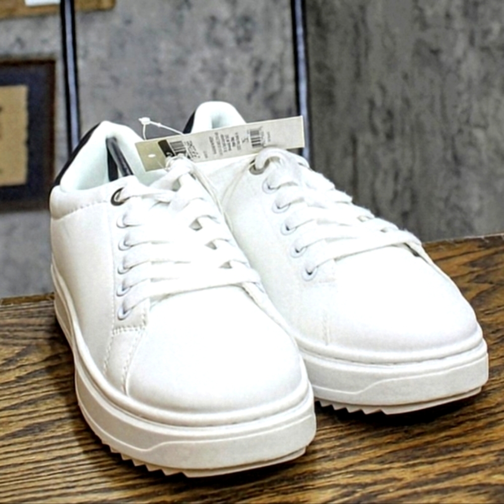 Target 'A New Day' Size-9.5 White & Dark Blue Peggy Sneakers BRAND NEW - Picture 4 of 10